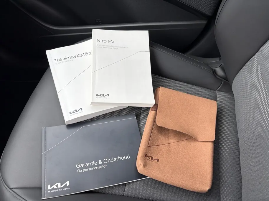 Kia Niro EV DynamicLine 64.8 kWh |*1E EIGENAAR | TREKHAAK | *LAGE KM- STAND | VOLLEDIG DEALER ONDERH. | APPLE CARPLAY/ ANDROID AUTO | CAMERA | NAVI | ADAPT. CRUISE | NETTE AUTO |