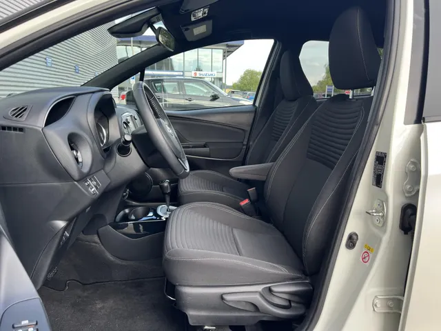 Toyota Yaris 1.5 Hybrid Bi-Tone Automaat | 16' Lichtmetalen Velgen | Climate Control | Elek. Raambediening