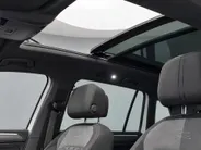Volkswagen Tiguan 1.5 TSI 150pk DSG R-Line · Panoramadak · Camera · Trekhaak · Harman Kardon Sound  · Apple/Android Car Play · Keyless · Matrix LED · Stuur- & Stoelverwarming ·