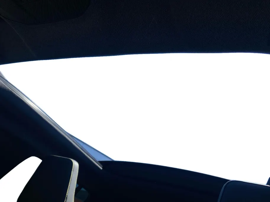 Renault 4 comfort range iconic canvas dak 52 kWh elektrisch vouwdak , nu met 1800,- voorraad korting .  Apple Carplay/Android Auto , Pack Advanced Driving Assist , Harman/kardon premium audio , lichtmetalen velgen 18' , voorstoelen verwarmd , warmtepomp , navigatie
