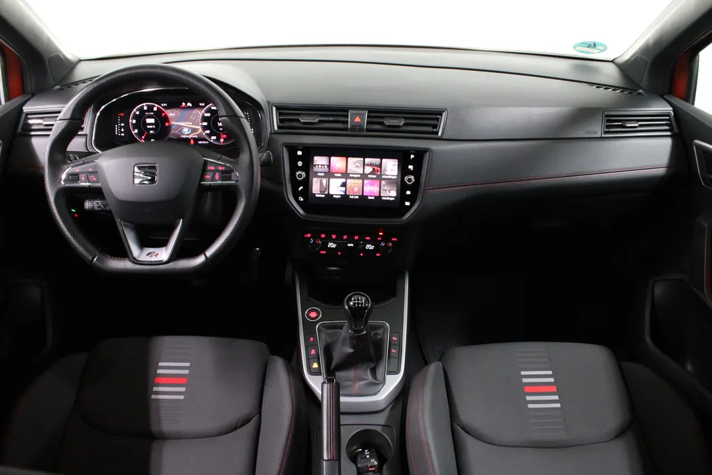 SEAT Arona 1.0 TSI FR Business Intense / 18'' LMV / FULL LED / CAMERA / KEYLESS /
