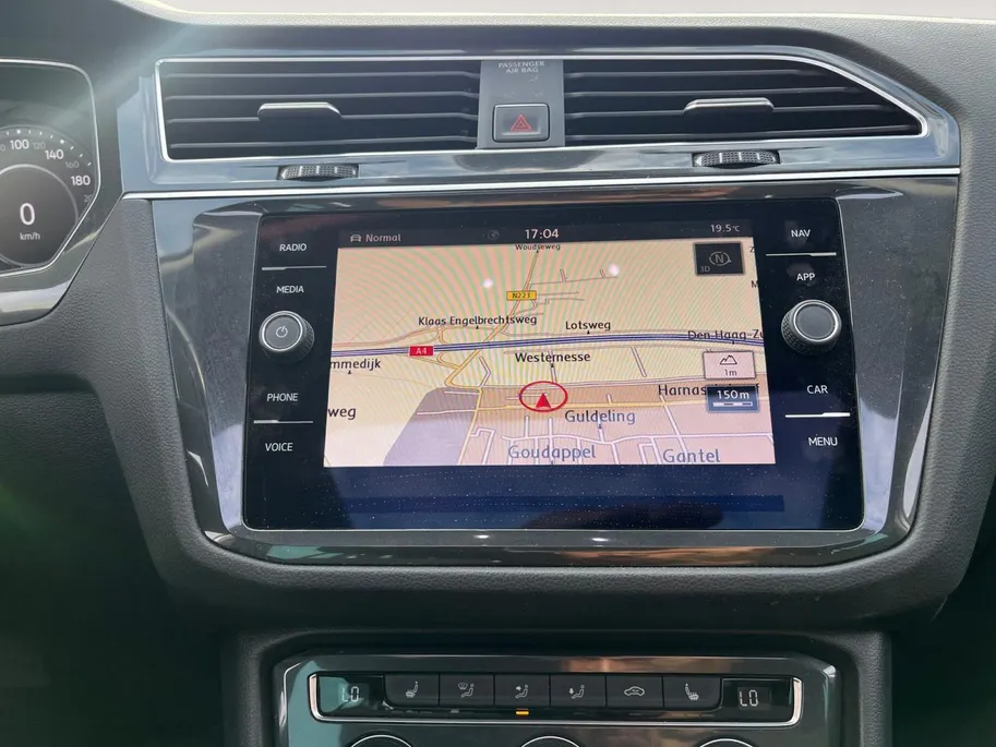 Volkswagen Tiguan 2.0 TSi DSG-aut. 4Motion Highline R-Line NL Auto | 11-2017 | Pano dak | Trekhaak | 20' | Stoelverwarming | Etc.