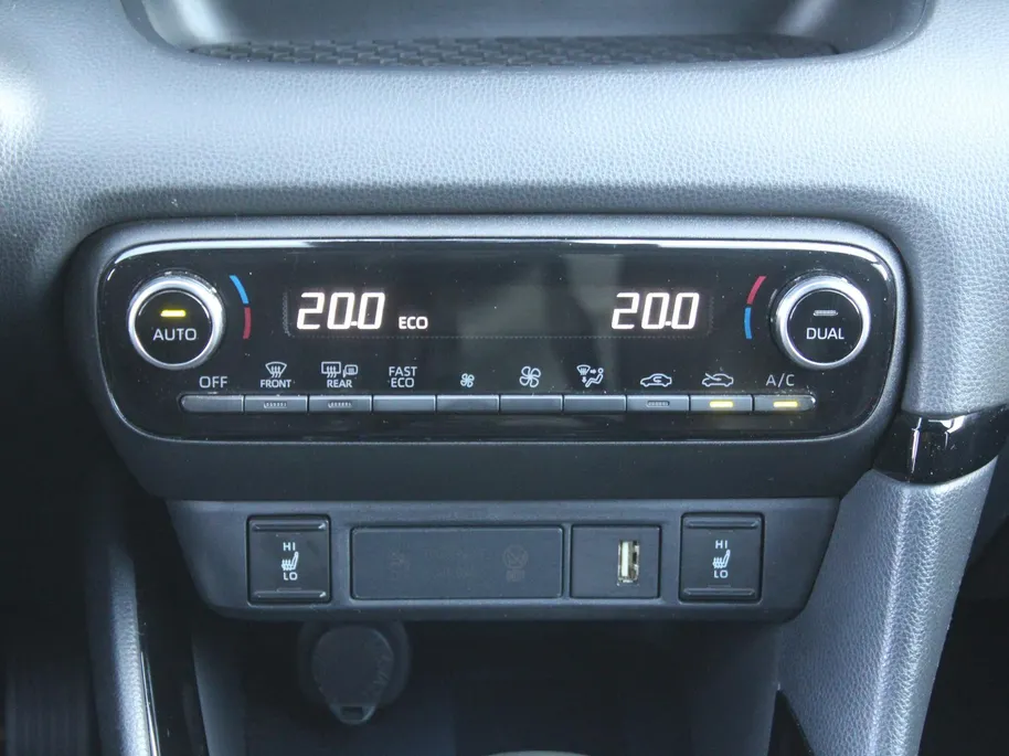 Toyota Yaris 1.5 Hybrid Launch Edition | 17' LM | Clima | Cruise adapt.| PDC V+A | Camera | HUD | Keyless | Navi | 1e eigenaar |