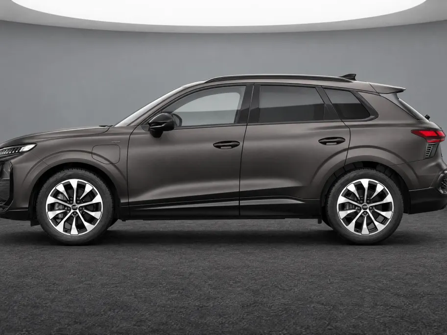 Audi Q3 e-hybrid S edition 272 PK · Trekhaak elek. wegklapbaar · Tech plus · Glazen panoramadak