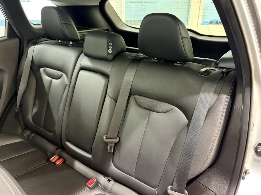 Renault Kadjar 140PK TCe Intens Automaat | Trekhaak (1500 KG) | Panoramadak | 19' Lichtmetalen Velgen | Stoelverwarming | Navi | Camera | Climate Control | Adaptieve Cruise Control | Leder |