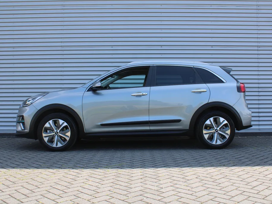 Kia e-Niro DynamicPlusLine 64 kWh | Schuif-/kantel dak | Cruise adapt.| Navi | 17' LM | Stuur-/stoelverwarming | Camera | Clima |