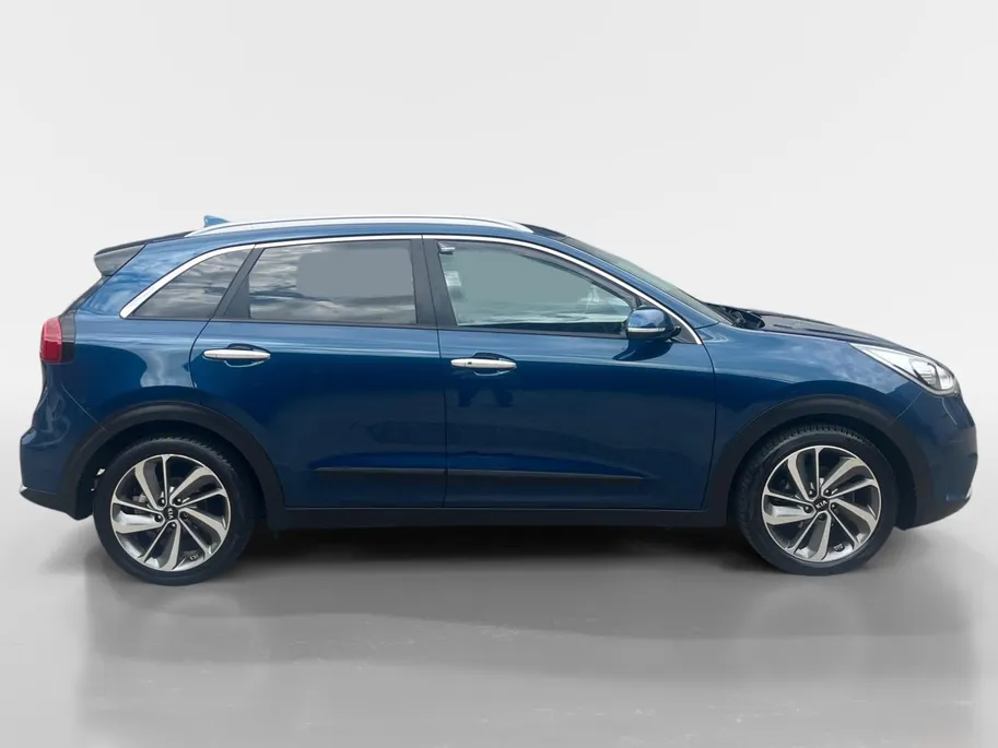 Kia Niro 1.6 GDi Hybrid ExecutiveLine | Compleet dealer onderhouden! | Elektrisch verstelbare stoelen incl. geheugenfunctie | Stoelverwarming- en koeling | JBL geluidsinstallatie | Dodehoekassistentie | Achteruitrijcamera | Navi | Climate control