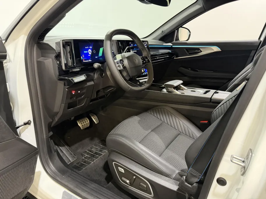 Renault Austral 200PK E-Tech Full Hybrid Esprit Alpine Automaat | 360 Camera | Elektrische Voorstoelen | Climate Control | Stoelverwarming | Digital Cockpit | Apple CarPlay/Android Auto | Lichtmetalen Velgen | Full LED |