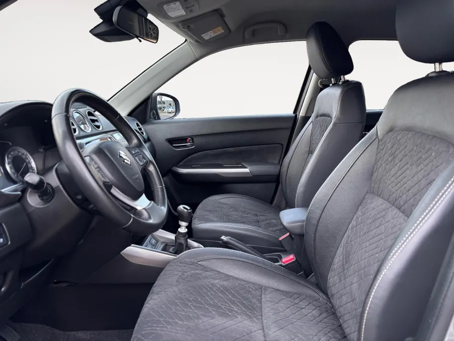 Suzuki Vitara 1.4 Boosterjet Style Smart Hybrid | Trekhaak | Dealer onderhouden | Navigatie | dodehoek detectie | Achteruitrijcamera | Stoelverwarming |10 jaar garantie! |
