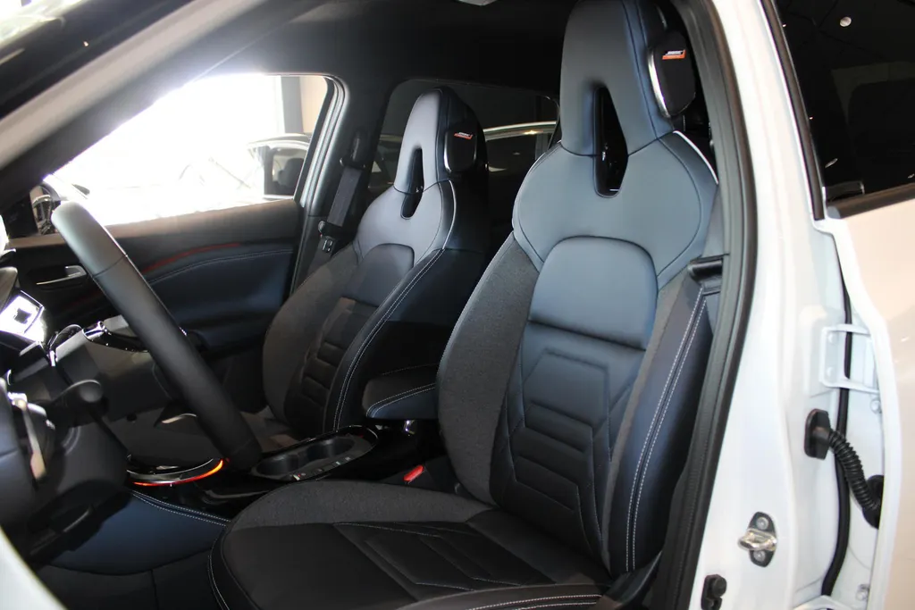Nissan Juke 1.6 Hybrid Pulse | Bose audio | 360grd camera | Dodehoeksensoren| Lederen bekleding | Apple carplay & Androidauto | Pro-pilot | Stuur-, en Stoel- en voorruitverwarming |