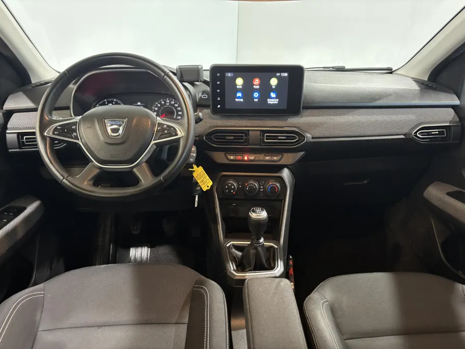 Dacia Sandero 90PK TCe Comfort | Apple CarPlay/Android Auto | Airco | Cruise Control | Full LED | Armsteun | Elektrische Ramen & Spiegels | Licht & Regen Sensor |
