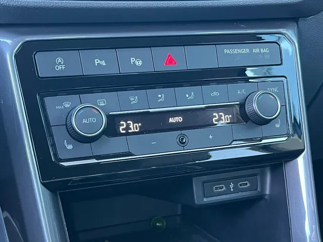 Volkswagen T-Cross 1.0 TSI Life AUTOMAAT | NAVIGATIE | APPLE CARPLAY | ANDROID AUTO | 17 INCH LMV | STOELVERWARMING | ADAPTIVE CRUISE CONTROL |