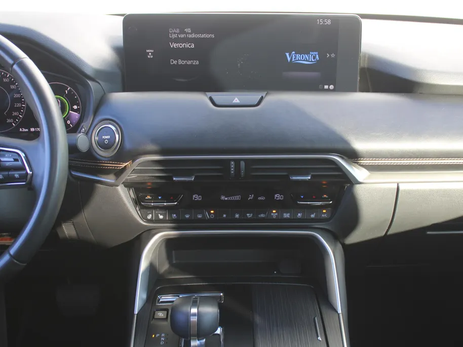 Mazda CX-80 2.5 e-SkyActiv PHEV Homura Plus | Trekhaak | Stuur-/stoelverwarming + ventilatie | 360 Camera | Schuifdak | Elek. stoelverst. | 20' LM | Leer | 7-zits |