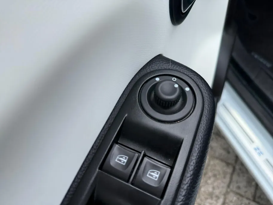 Renault Twingo Z.E. R80 Intens *Automaat*Navi+Camera*Climate*Parkeersensoren*Cruise*Hoge instap!