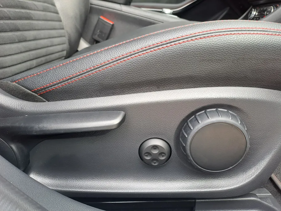 Mercedes-Benz GLA 180 Business Solution AMG AUTOMAAT | Trekhaak | Cruise | Panorama Schuif/kantel Dak | Navigatie | Camera | AMG-styling