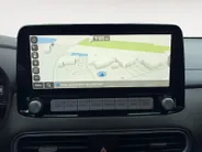 Hyundai Kona EV Fashion 64 kWh | Zeer nette auto | 100 % SOH | Stoelverwarming | Navigatie | Apple CarPlay & Android Auto | Achteruitrijcamera | Dealer onderhouden |