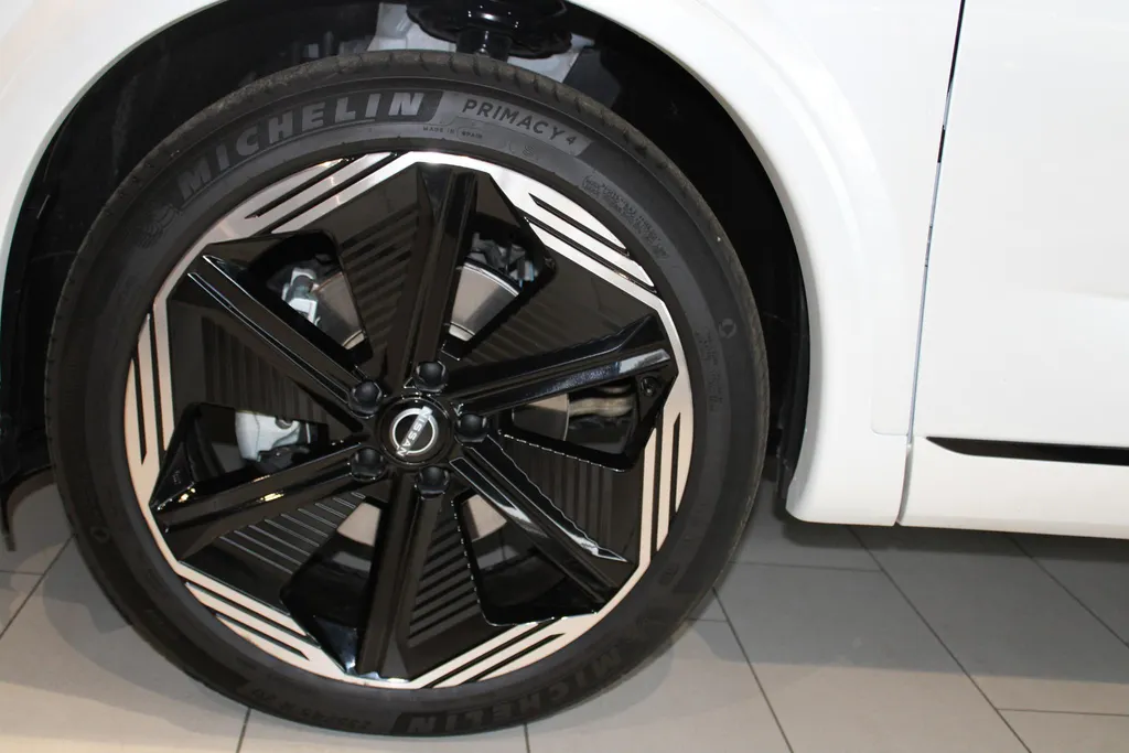 Nissan QASHQAI 1.5 e-Power N-Design | 20inch wielen |360grd camera | parkeersensoren voor en achter | Electrische stoelverstelling met geheugen | Alcantra/lederen bekleding | 205PK | Two-tone lak | Apple carplay & Android auto |