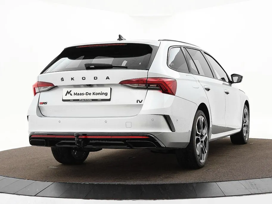 Škoda Octavia Combi 1.4 TSI RS iV PHEV 245pk DSG Business · Camera · Inklap. Trekhaak · Head-Up Display · Elek. Stoelen + Geheugen & Massage · Stuur- & Stoelverwarming ·