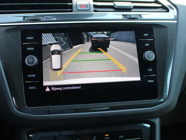 Volkswagen Tiguan 1.5 TSI Life Navigatie | Trekhaak | Parkeercamera | All Season Banden