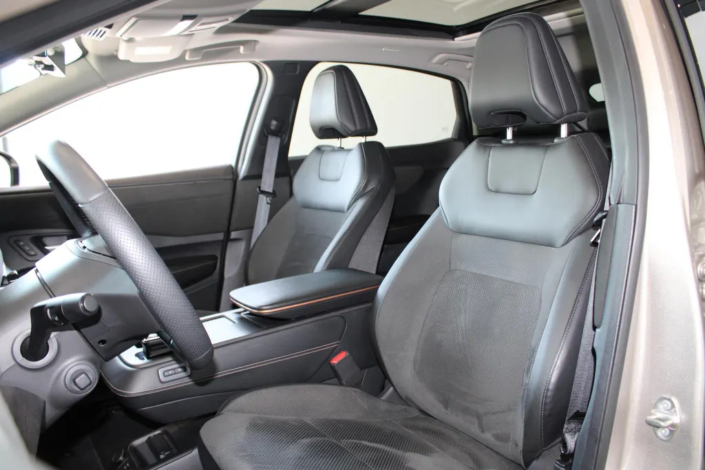 Nissan ARIYA Evolve 66 kWh | 22KW Lader| Afneembare trekhaak| Apple carplpay& Android auto| 360grd Camera| Stoelverwarming en verkoeling| Elektrisch verstelbare stoelen| Luxe bekleding| Dealer onderhouden|