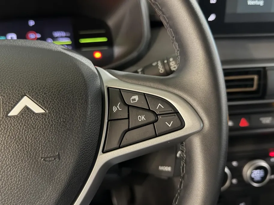 Dacia Jogger 140PK Hybrid Extreme 7p. Automaat | 7 Zitplaatsen | Camera | Parkeersensoren | Apple CarPlay/Android Auto | Digital Cockpit | Cruise Control | Lichtmetalen Velgen | Licht & Regen Sensor | Full LED |