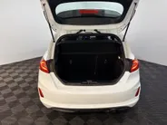 Ford Fiesta 95PK EcoBoost ST-Line | Keyless | Lichtmetalen Velgen | Climate Control | Apple CarPlay/Android Auto | LED Dagrijverlichting | Cruise Control | Armsteun | Elektrische Ramen & Spiegels |