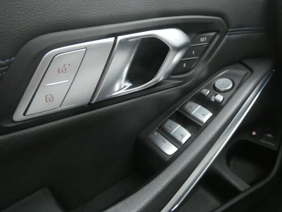 BMW 3 Serie 320e M-Sport Aut. |Schuifdak |Head-Up |Facelift - Widescreen!