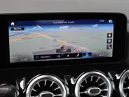 Mercedes-Benz GLA 200 Business Solution AMG l Trekhaak l Keyless l Panoramadak l Ambiente lichtpakket