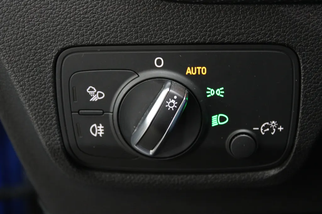 Audi Q2 1.4 TFSI CoD #limited Automaat / Carplay / PDC achter / Ambiance verlichting / Cruise control / Led /