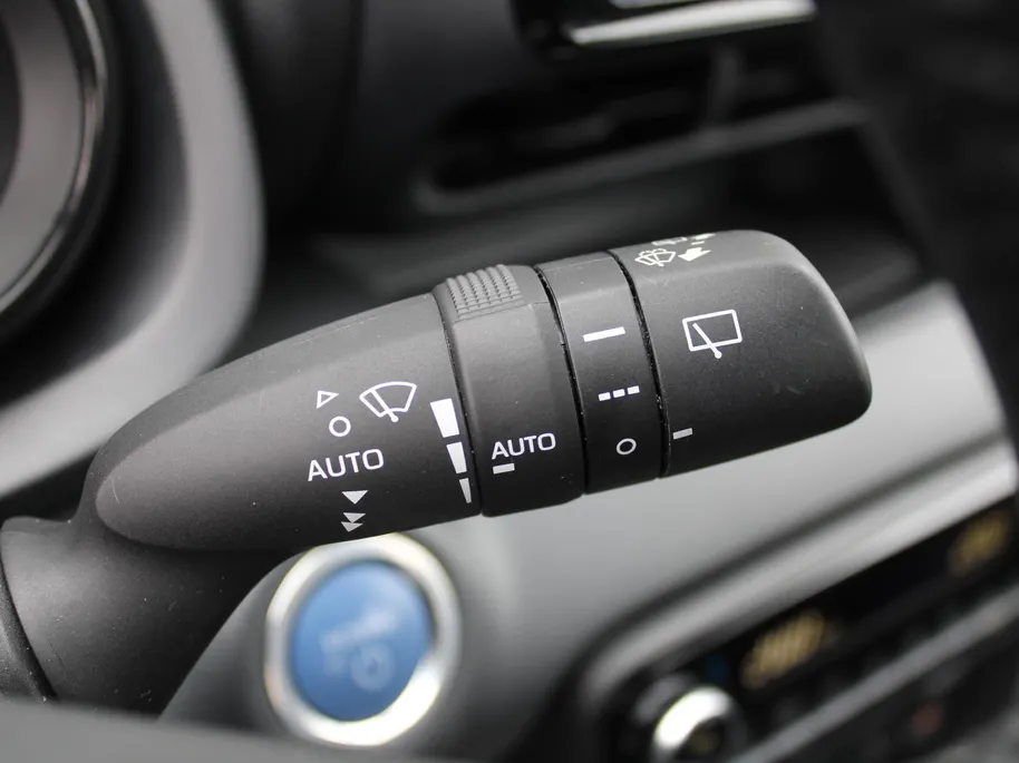 Mazda 2 Hybrid 1.5 Agile | Comfort pakket | Trekhaak | CarPlay | Camera | Stuur-/stoelverwarming | Cruise adapt. | 15' LM |