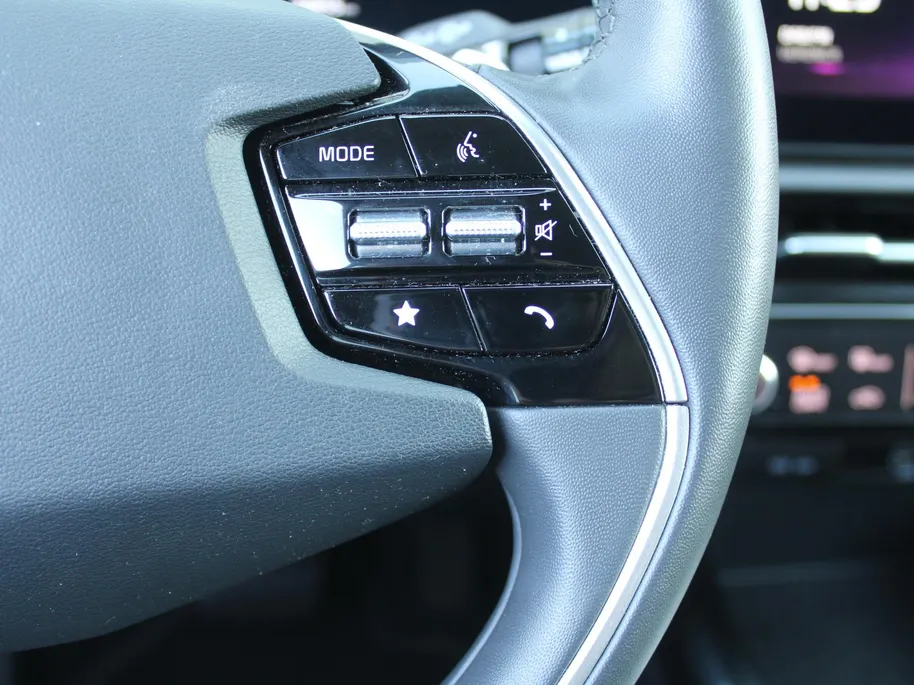 Kia Niro EV Air 64.8 kWh | Stuur-/stoelverwarming | Camera | Cruise adapt. | 17' LM | Elekt. stoelverstelling | Dodehoek detectie | LED | Clima |