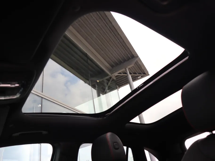 Mercedes-Benz GLA 200 Business Solution AMG l Trekhaak l Keyless l Panoramadak l Ambiente lichtpakket