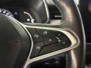 Renault Clio 100PK TCe Initiale Paris | 1e eigenaar | Bose Audio | Wit Leder | Armsteun | Climate Control | Camera | Apple CarPlay/Android Auto | Cruise Control | Lichtemetalen Velgen | Licht & Regen Sensor |