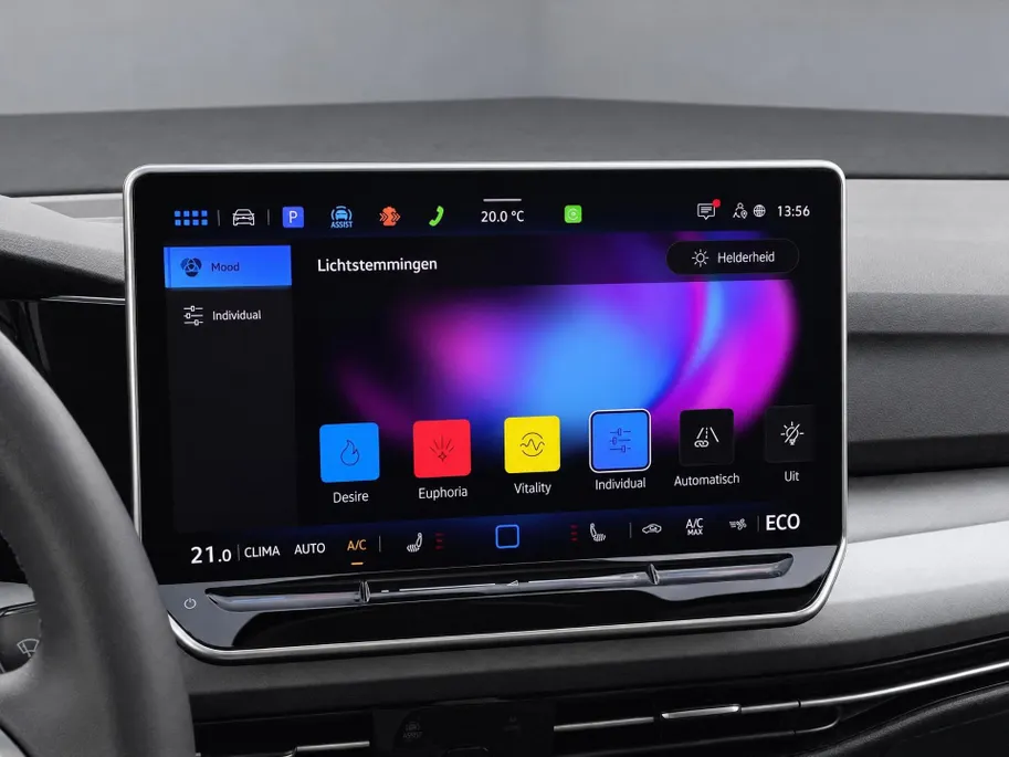 Volkswagen Golf 1.5 eHybrid Life Edition Panoramadak · Achteruitrijcamera · Draadloze telefoonlader · Stuur- & Stoelverwarming