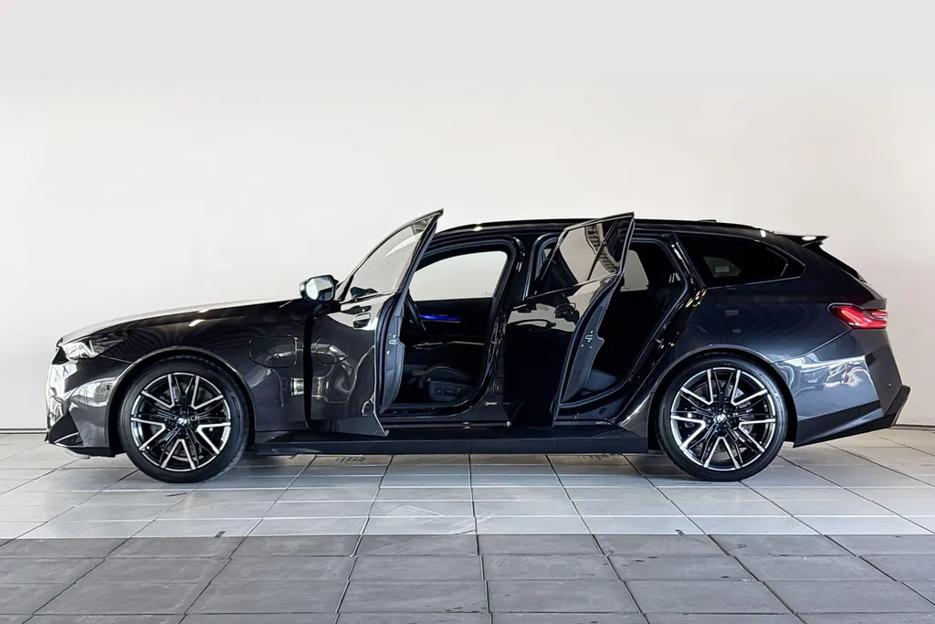 BMW M5 Touring M Drive Professional
