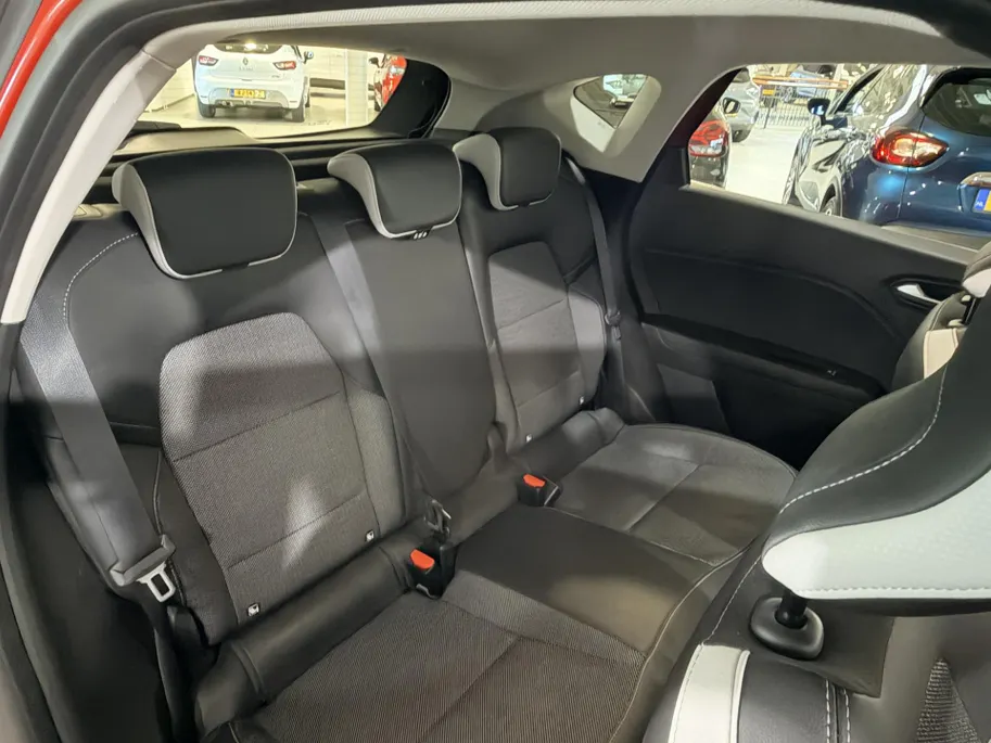 Renault Captur 145PK E-Tech Hybrid Intens Automaat | Trekhaak | All Season Banden | Navi | Camera | Climate Control | Velgens Hoogglans Zwart | Apple CarPlay/Android Auto | Licht & Regen Sensor | Full LED |