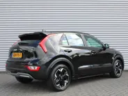 Kia Niro EV Light Edition 64.8 kWh | Camera | Cruise adapt. | Clima | 17' LM | Navi | Keyless | All season banden | 17% bijtelling |