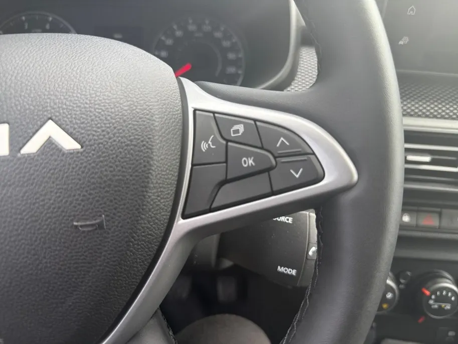 Dacia Duster 1.6 Hybrid 140 Journey NAVIGATIE AIRCO 360CAMERA CRUISE CONTROLE APPLE CARPLAY ANDROID AUTO HOGE INSTAP LET OP IS EEN DEMO VRAAG NAAR DE KMSTAND