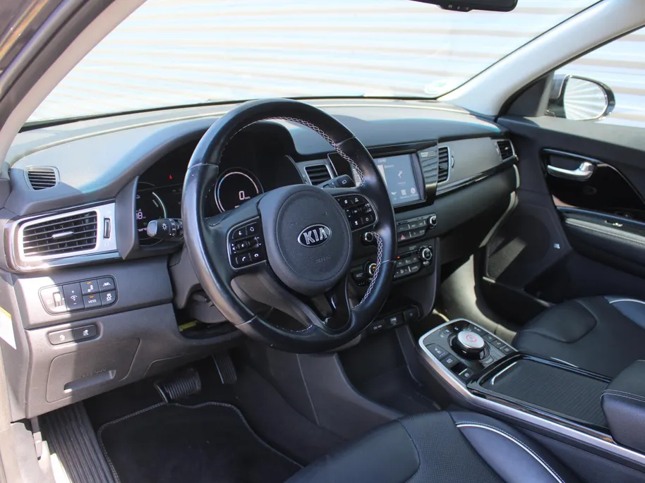 Kia e-Niro ExecutiveLine 64 kWh | Trekhaak | Warmtepomp | Stuur-/stoelverwarming + ventilatie | Leer | Camera | Stoelgeheugen | Dodehoek detectie | LED | 17' LM |