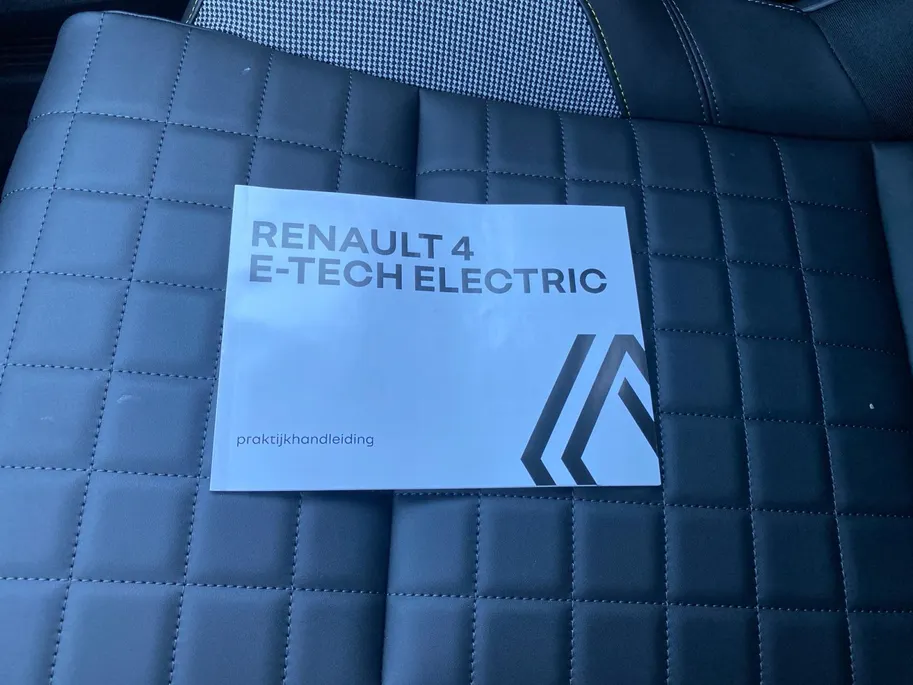 Renault 4 comfort range iconic canvas dak 52 kWh elektrisch vouwdak , nu met 1800,- voorraad korting .  Apple Carplay/Android Auto , Pack Advanced Driving Assist , Harman/kardon premium audio , lichtmetalen velgen 18' , voorstoelen verwarmd , warmtepomp , navigatie