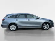 Kia Ceed Sportswagon 1.5 T-GDi DynamicLine | All-Seasonbanden | Apple Carplay / Android Auto | Navigatiesysteem | Parkeersensoren Voor + Achter | Parkeercamera Achter | Licht + Regensensor | Cruise Control | Climate Control | 16'Lichtmetalen velgen