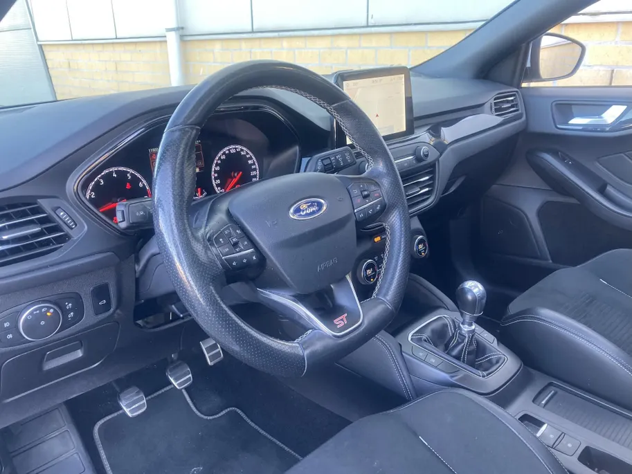 Ford Focus 2.3 EcoBoost ST-3 Performance 280 pk Performance Pack - Recaro Sportstoelen - Panoramadak - Adaptieve LED verlichting Trekhaak