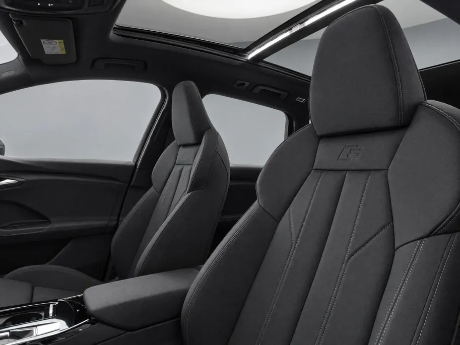 Audi Q6 e-tron S edition 83 kWh 252 PK · Adaptieve luchtvering · Glazen panoramadak · Trekhaak elek. wegklapbaar