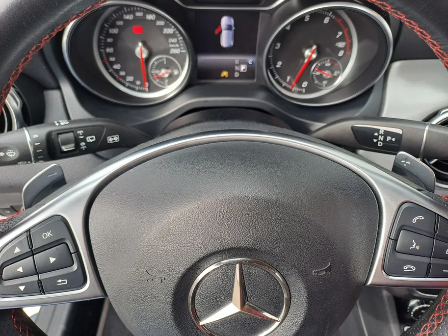 Mercedes-Benz GLA 180 Business Solution AMG AUTOMAAT | Trekhaak | Cruise | Panorama Schuif/kantel Dak | Navigatie | Camera | AMG-styling