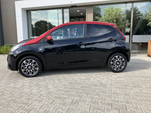 Toyota Aygo 1.0 VVT-i x-clusiv | Leder | Apple CAR Play