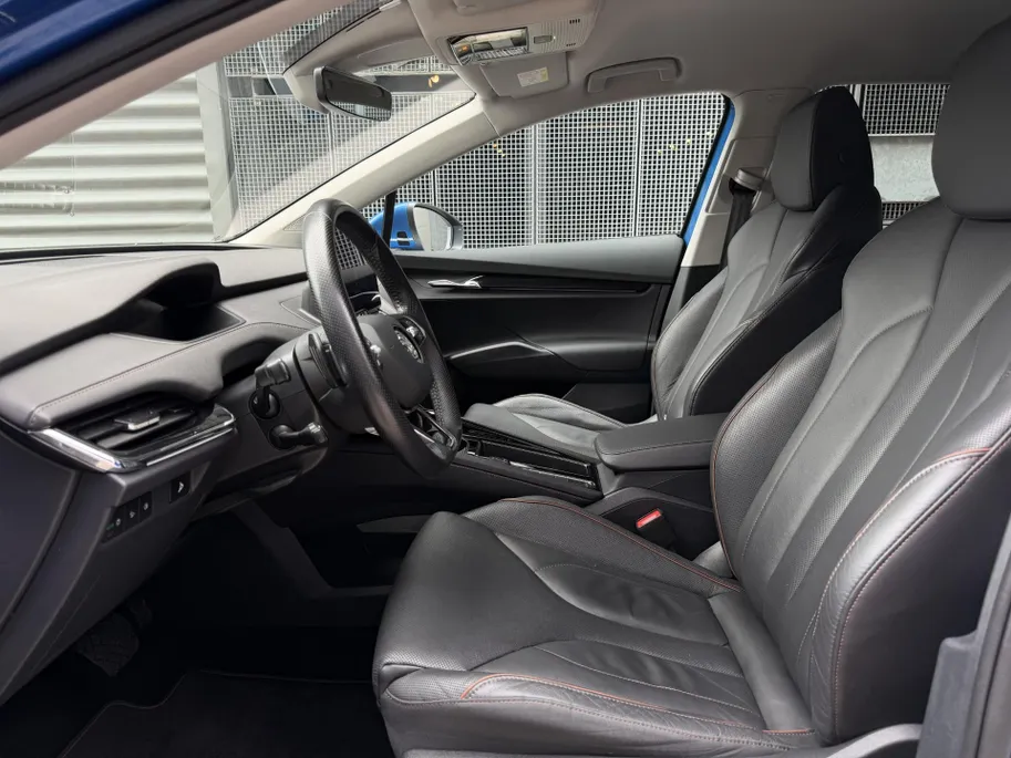 Škoda Enyaq iV 80 | Elektrisch verstelbare stoelen incl. geheugenfunctie | Stoel- en stuurverwarming | Elektrisch bedienbare achterklep | Lederen bekleding | Achteruitrijcamera | Parkeersensoren voor- en achter | Apple/Android Carplay