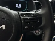 Kia Stonic 1.0 T-GDi MHEV DynamicPlusLine | Apple Carplay / Android Auto | Navigatiesysteem | Stoel + Stuurverwarming | Licht + Regensensor | Parkeersensoren + Camera Achter | Cruise Control | 16' Lichtmetalen Velgen