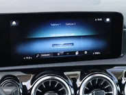 Mercedes-Benz A-Klasse 180 AMG Line l Panorama dak l Keyless entry l Achteruitrij camera l Stoelverwarming