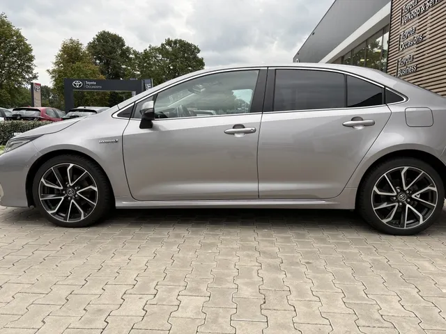 Toyota Corolla 1.8 Hybrid Executive | Leer | All Seasons