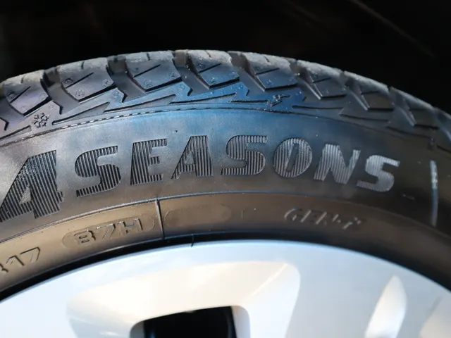 Toyota Aygo X 1.0 VVT-i MT Play Allseason banden | Armsteun